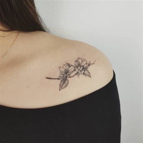 tatuajes entre pecho mujer|25 tatuajes en el pecho para mujer y hombre。